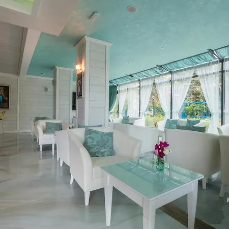 Хотел Perla Royal 5*